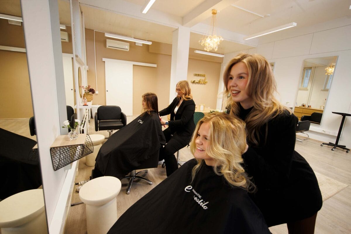 Hiushuone Estilon kampaajat työskentelevät asiakkaiden parissa valoisassa salonkisalissa Jyväskylässä.